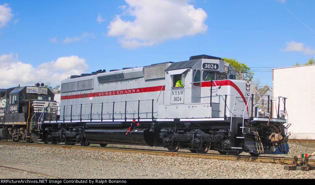 Debut run of NYSW heritage Unit 3040 at AMt Vernon Street